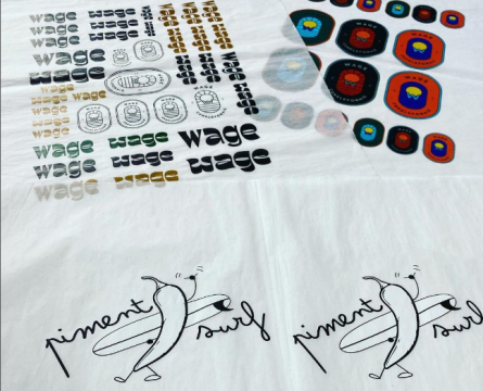 Logotipo personalizado impreso en papel de seda.